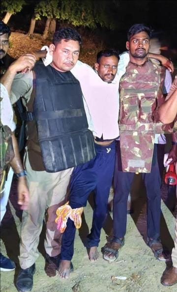 The accused of looting Rs 10 lakhs injured in the encounter