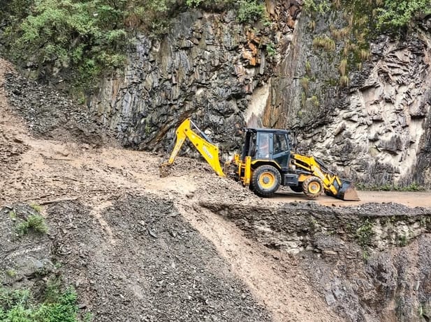 Larji-Sainj road remained closed for four hours, vehicles carrying milk and vegetables got stranded