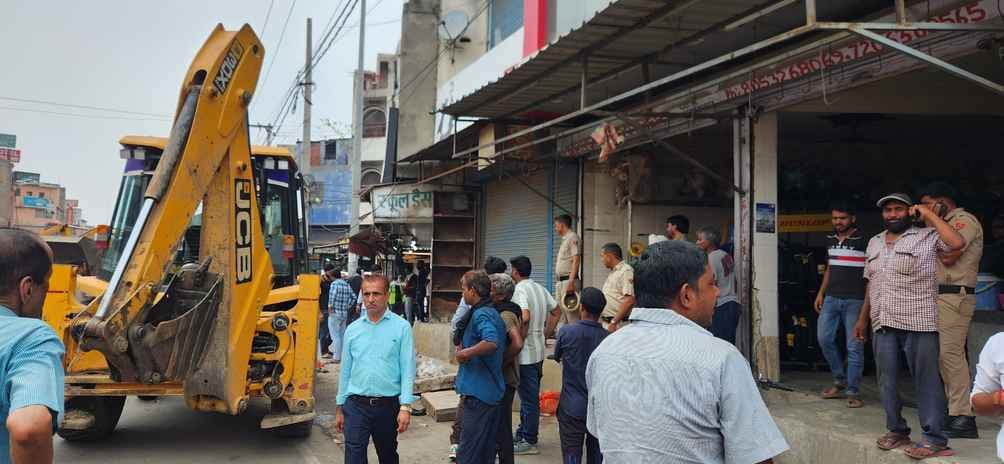 A campaign was launched on Sanauli Road where shops were demolished