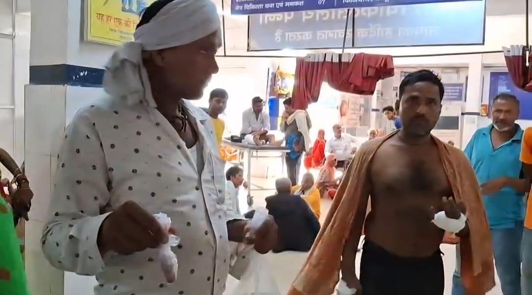 A young man cut his own finger after being bitten by a snake; the young man arrived with the severed finger