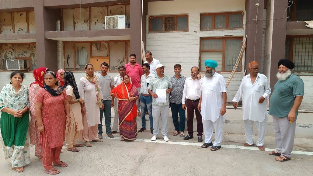 Problem of electricity and water, Ashok Nagar residents approached the officials with the councilor