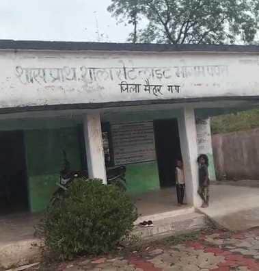 Cleaning rice and cooking food, children are leaving their studies and doing all work in this school of Maihar