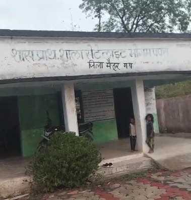 Cleaning rice and cooking food, children are leaving their studies and doing all work in this school of Maihar