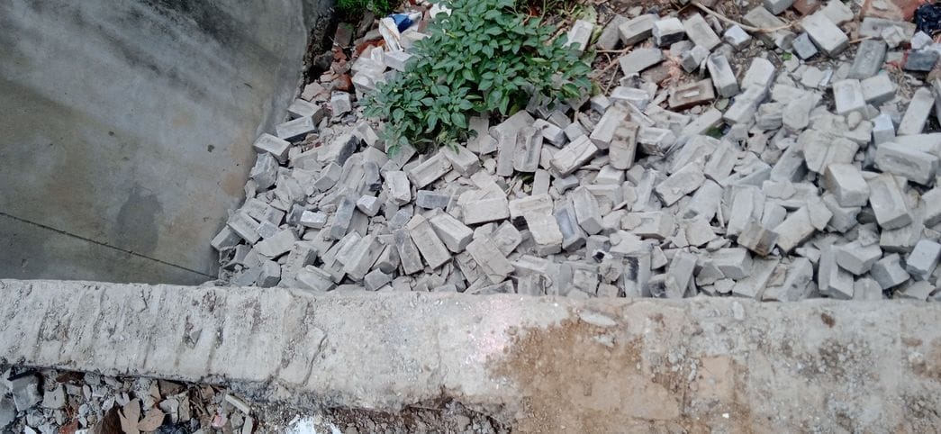 The wall of the Nagar Panchayat was broken near the Dhiraj temple, action demanded