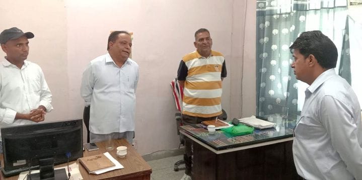Employees were busy on their mobile phones in the office, SDM reprimanded them