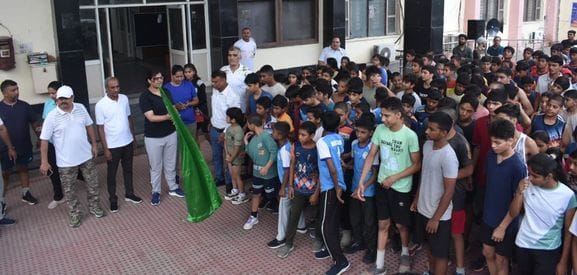 900 runners ran together in the yoga marathon, the city magistrate honored the winners
