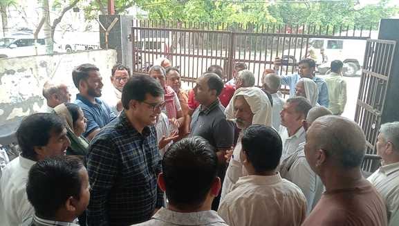 People surrounded the municipal office over the delay in construction of OBC Baraat Ghar