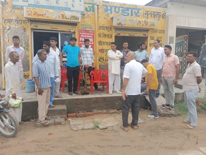 Officers arrived with police force to remove the carts in the new vegetable market, gave one day's time