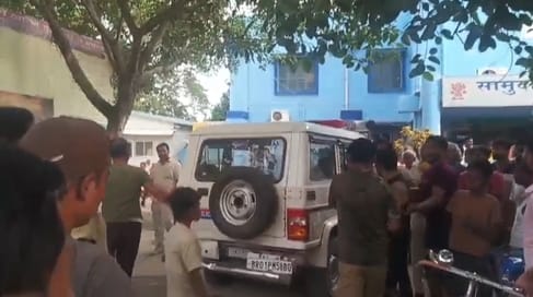 Vaishali Bihar News : Drunk people created ruckus in the hospital and beat up the excise police