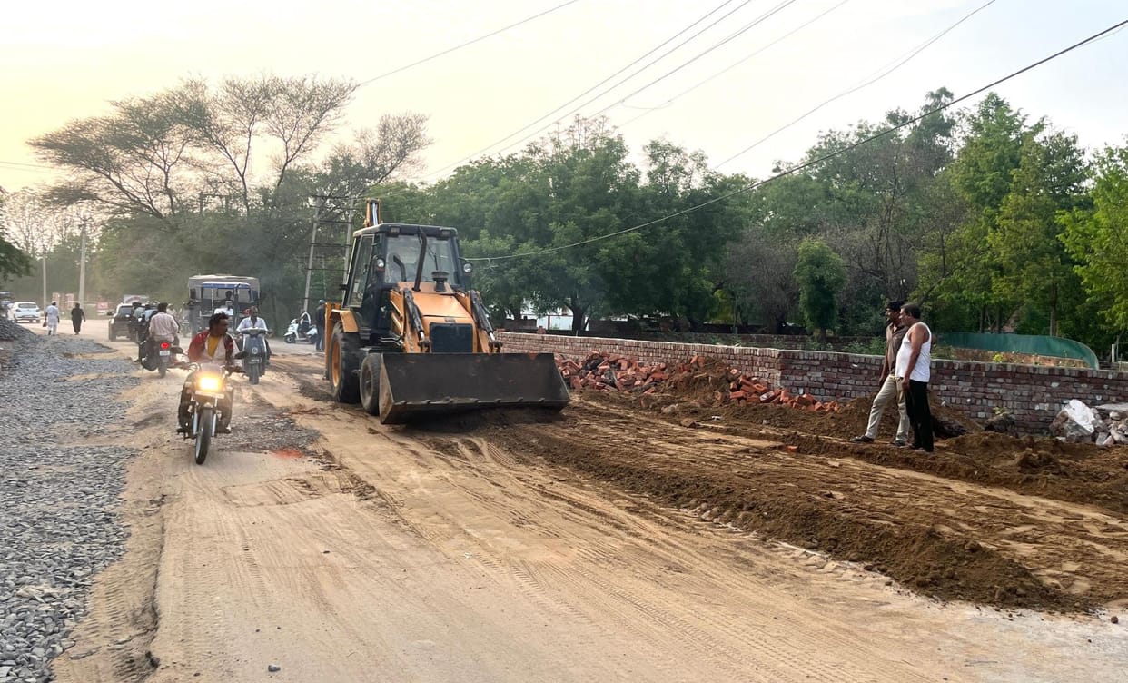 Seeing the common people troubled, Rajendra removed the encroachment from the Hisar-Tosham road after 30 hours, the way is now open again, the Public Works Department had placed the encroachment