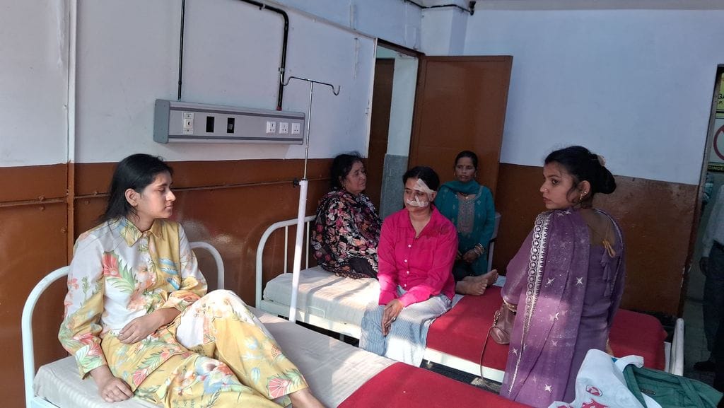 Car fell into a ditch in Chhatar, five members of the same family injured