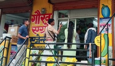Lucknow News: बीज की दुकान पर मिलीं एक्सपायरी दवाएं Expired medicines found at seed shop