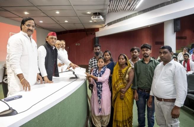 Gorakhpur News: Chauri Chaura Double Murder: Khushboo Nishad met Akhilesh demanding punishment for the murderers