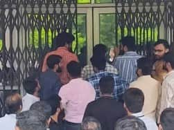 मेडिकल कॉलेज के ऑफिस का दरवाजा बंद करते और  परिसर में धरने पर बैठे रेजिडेंट डॉक्टर।