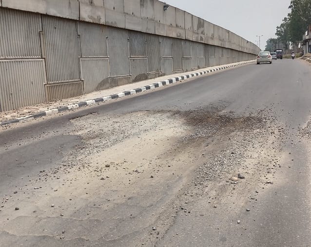 Pothole on the side road of the flyover became the cause of accident