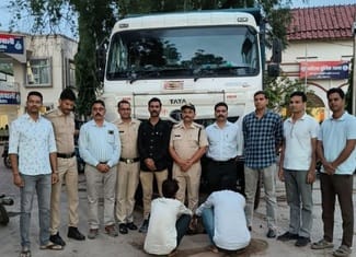 पुलिस ने डंपर चोरों को पकड़ा।