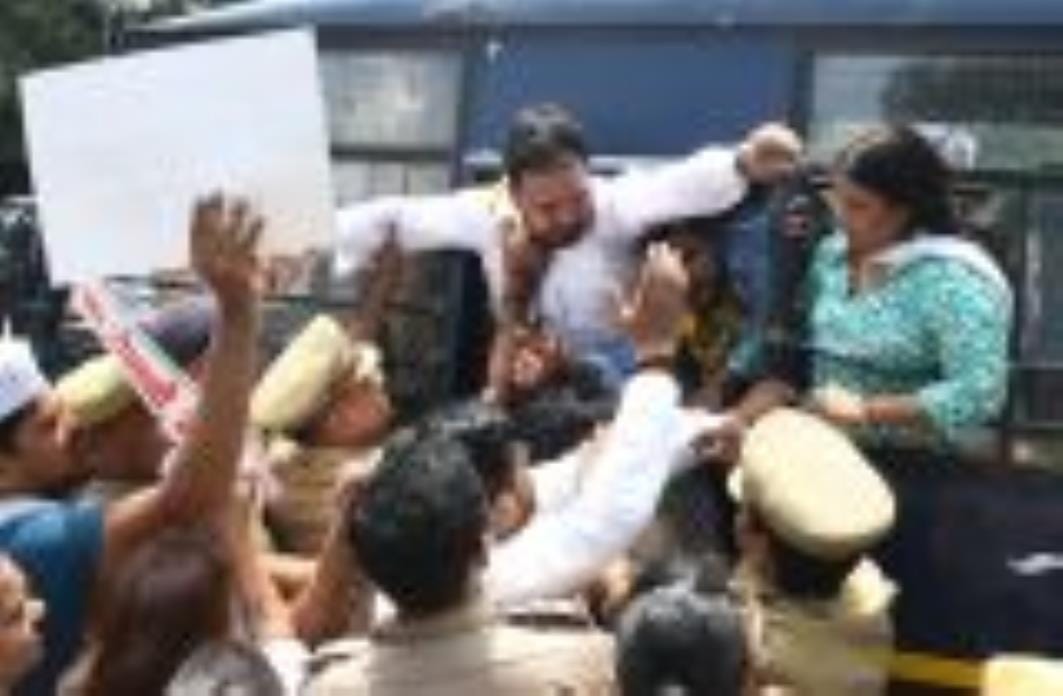 AAP workers took to the streets against power cuts