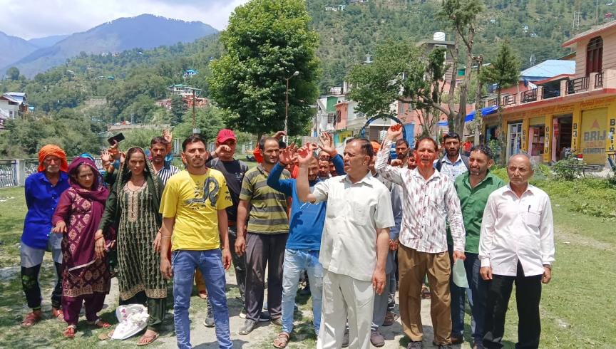 Strong demonstration in Fatehpur Tapper for ration