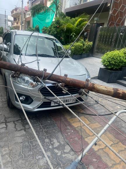An electric pole fell on the car of the former president of the National Chamber
