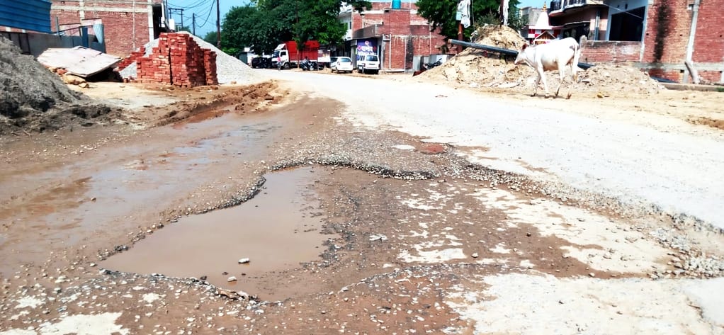It is very difficult to pass through Lucknow-Palia highway