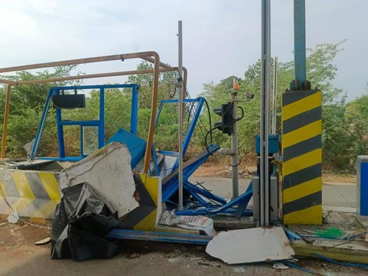 Truck broke the divider and ran over toll workers, one dead, two injured
