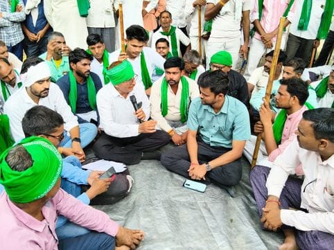 Farmers protested against the irregularities in the purchase of maize