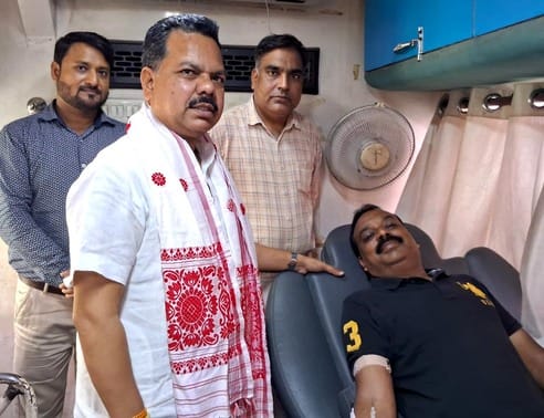 BJP workers donated blood on the birthday of PM's mother