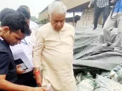 उमरडा में खाद फैक्ट्री में जांच करते कृषि मंत्री मीणा।