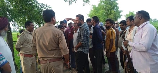 The tigress reached near the settlement with her cubs, the villagers chased her away