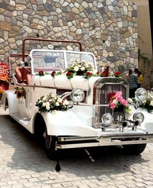 The groom brings brides riding on vintage cars