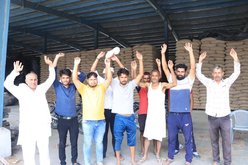 Mandi Chowkidars have not received salary for 17 months