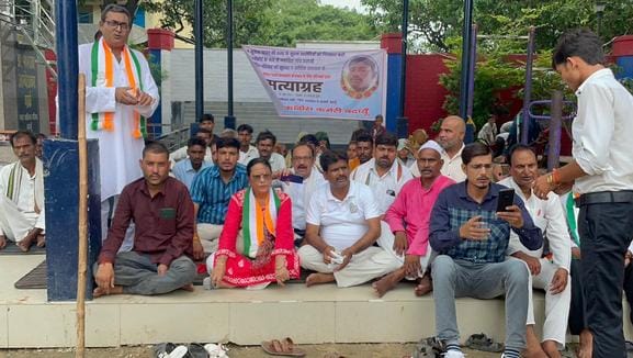 Family members are adamant on the demand for action against liquor traders, the protest continued on the second day as well