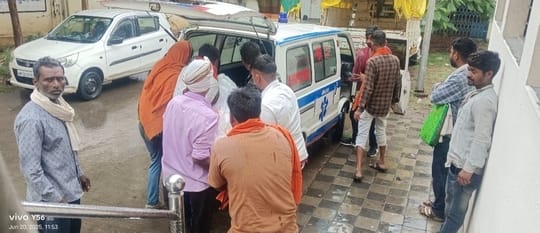 अस्पताल में मौजूद मृतक के परिजन