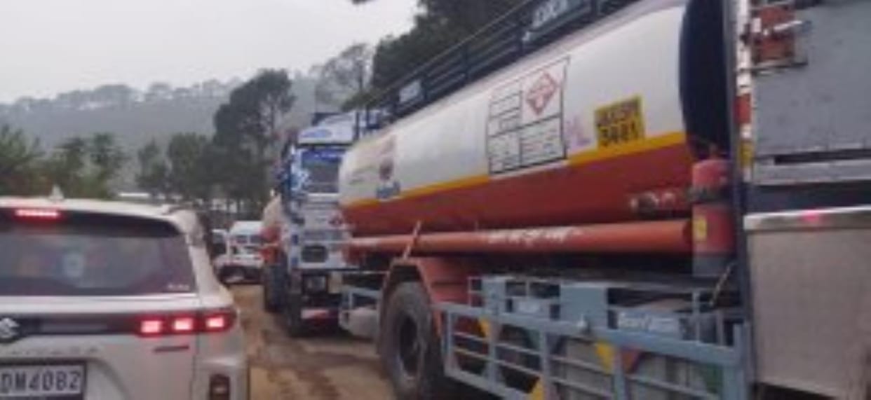 There was a traffic jam on Chenani-Patnitop road for hours, tourists and common passengers were troubled