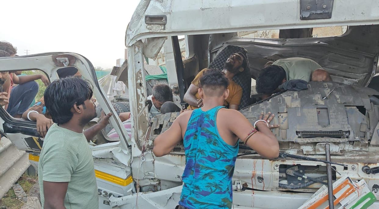 2 trucks collided with a parked trailer, 2 drivers died, one injured