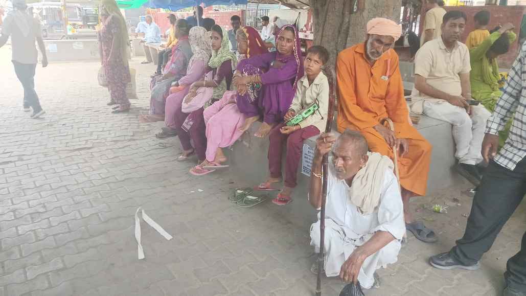 Buses started running on the fourth day, passengers got relief