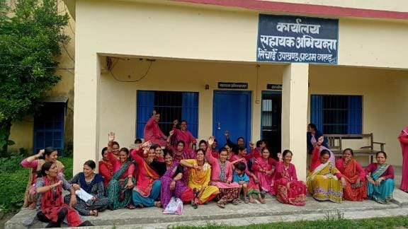 Women took to the streets for not getting water for irrigation