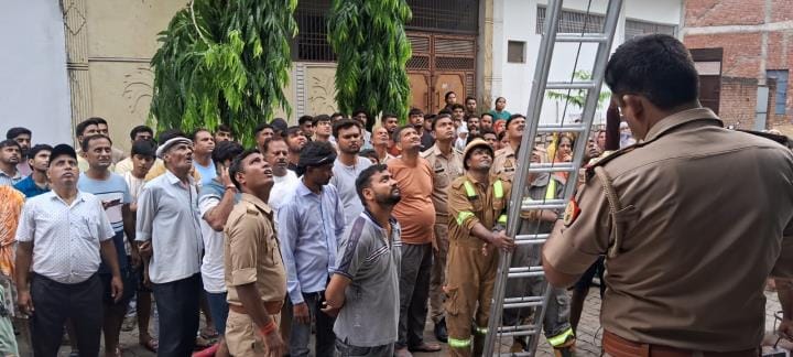 Fire broke out in Mandi Secretary's house due to short circuit, goods burnt