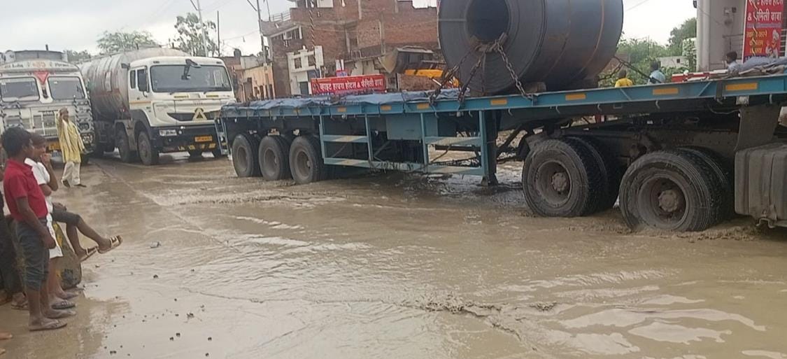 Service lane collapsed and filled with water, jammed for five and a half hours