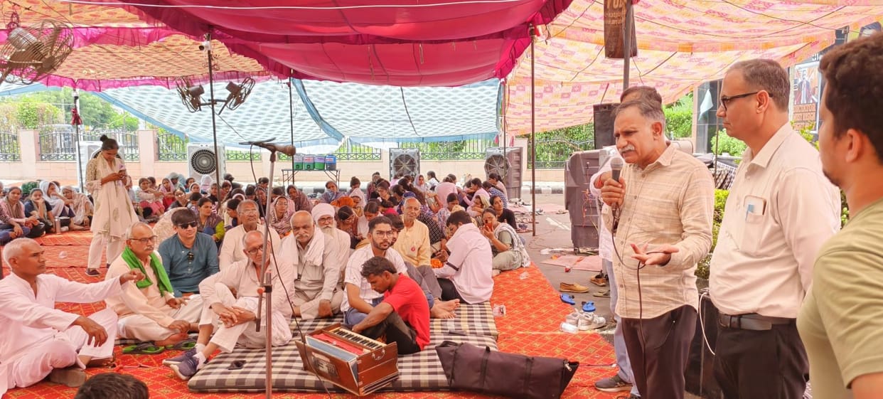 A four-member committee was formed to talk to the agitating students of HAU