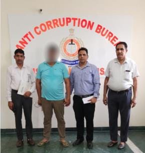 ACB caught SI taking bribe of 15 thousand rupees in the police station itself