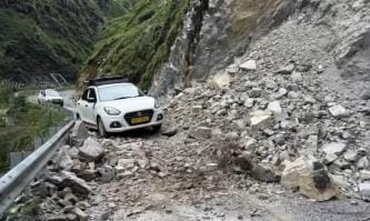 Traffic disrupted on two roads of Kapkot, passengers troubled