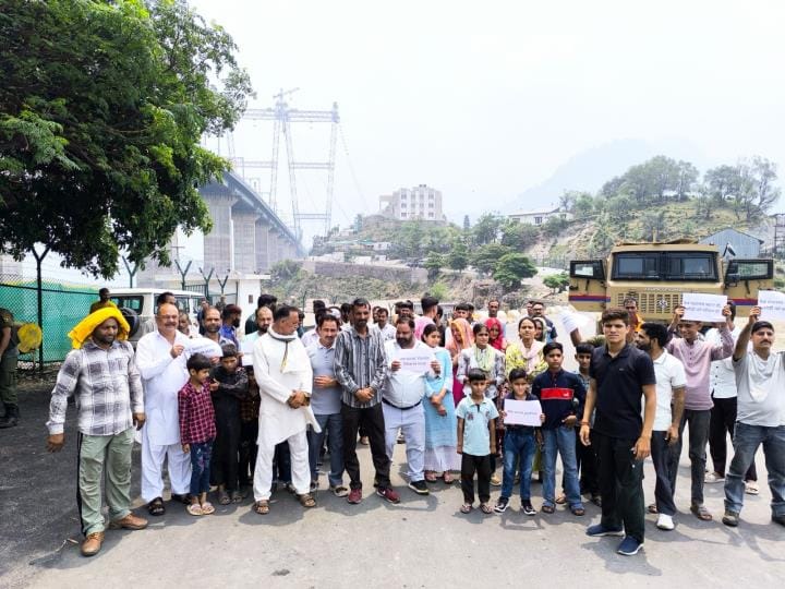 Demonstration demanding to make a stop of Vande Bharat in Kaudi