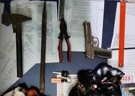 आरोपियों ने इन औजारों का उपयोग चोरी करने में किया था।