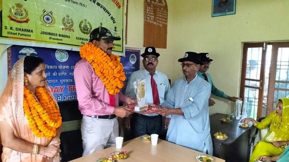 Sub-inspector Kewal Krishna, who returned from the border, was welcomed with patriotic slogans
