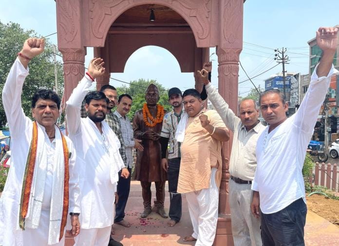The business council has demanded the reconstruction of Pandit Nekiram Sharma Chowk.