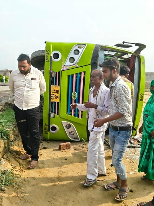 A private bus full of passengers went out of control and overturned, six injured