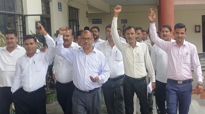 Slogans were raised against SDM and Naib Tehsildar
