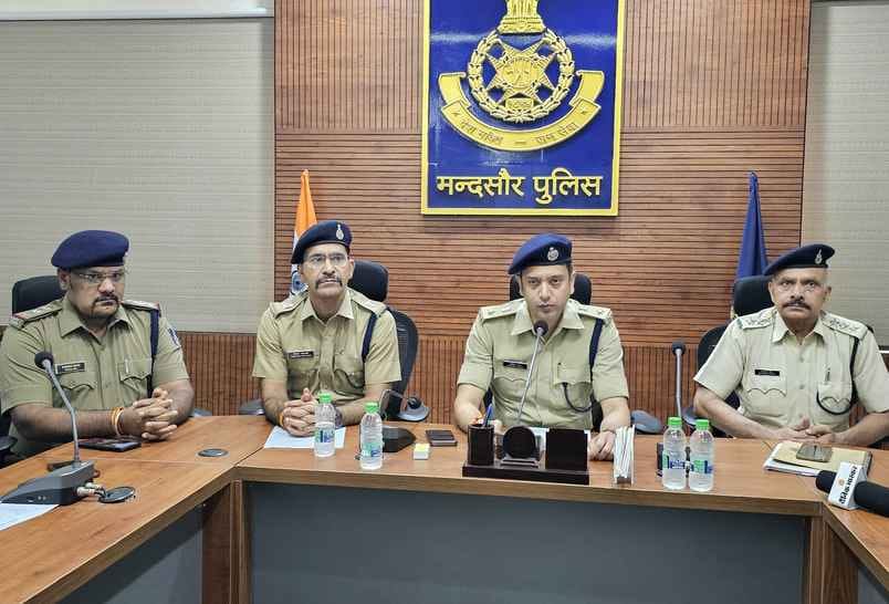 प्रेसवार्ता में जानकारी देते हुए एसपी
