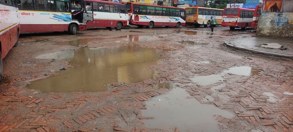 Roadways bus stand in bad condition: Potholes and waterlogging increased the problems of passengers